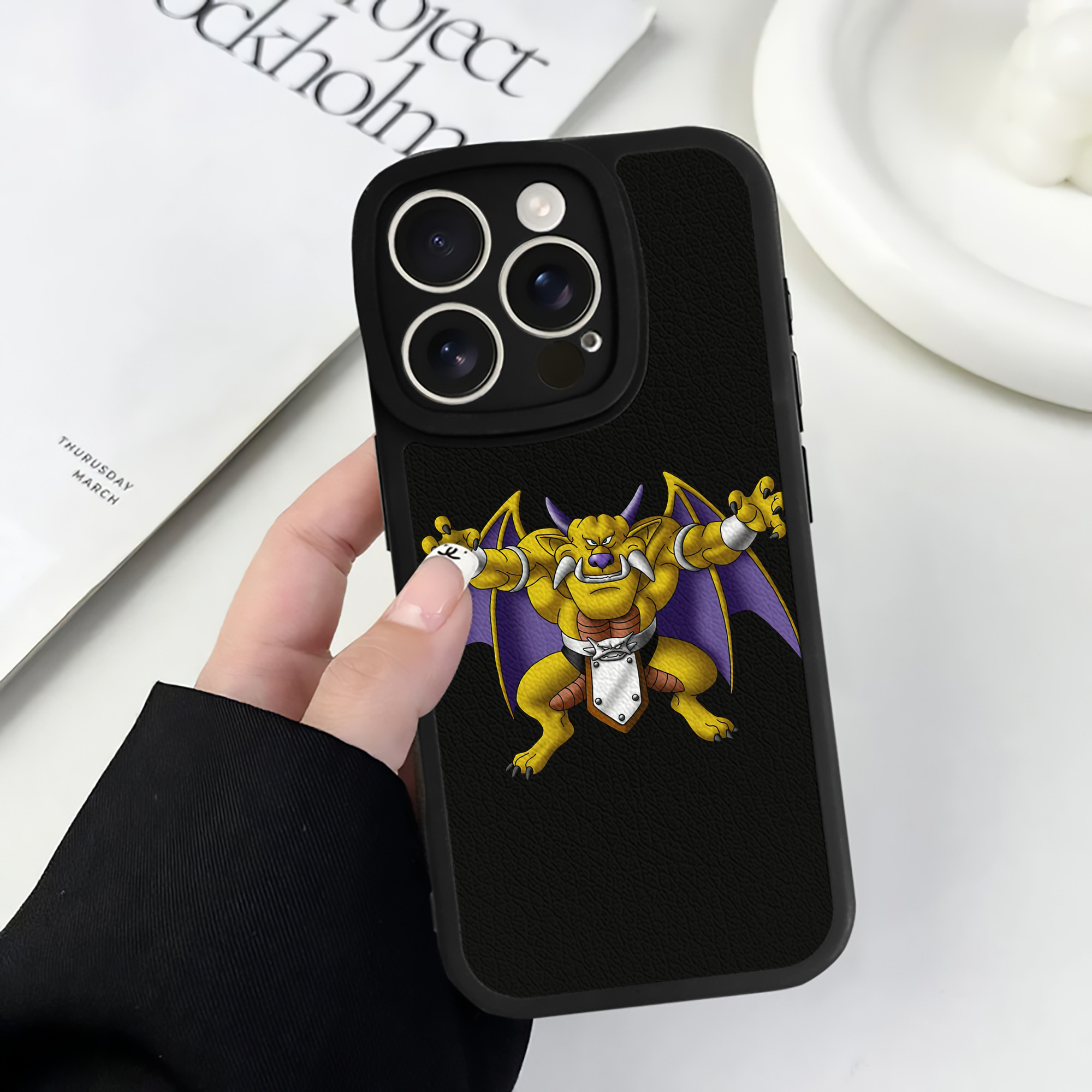 （画像用） ドラゴンクエスト Doragon Kuesuto Dragon Quest 【iPhone 16シリーズ対応】シリコンスマホケース（レザー調） 材質：シリコン